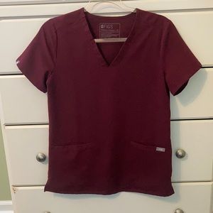 FIGS XS Casma 3 Pocket Scrub Top in Burgundy
